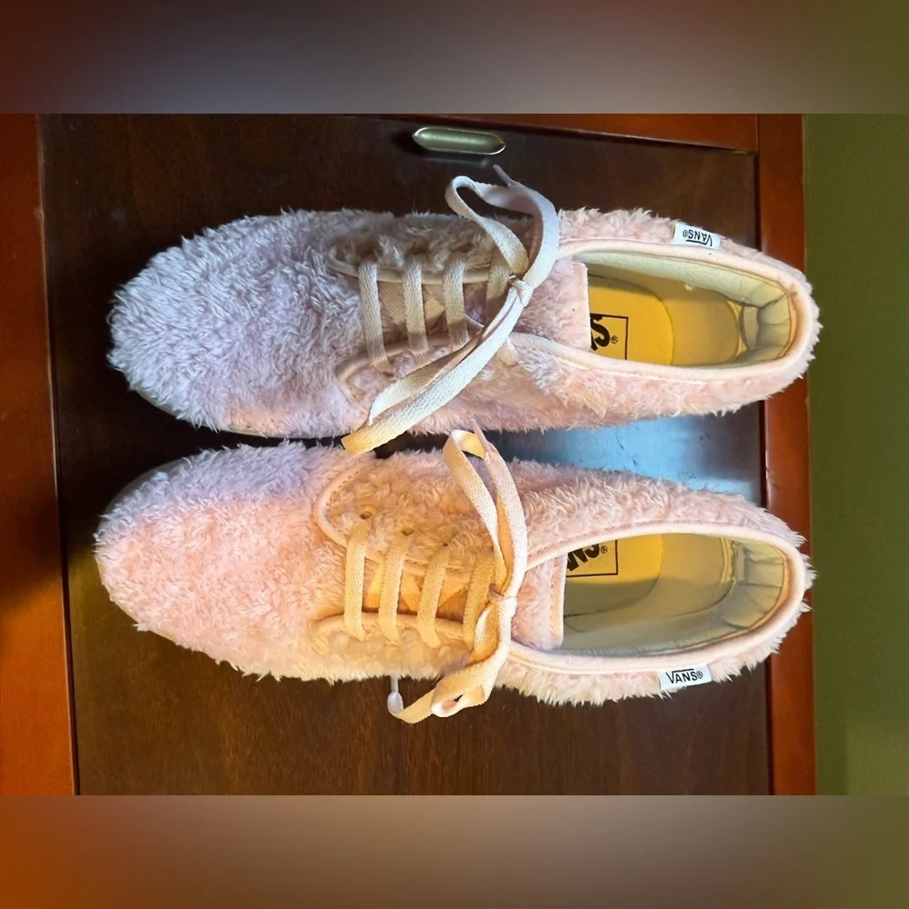 Vans Light Pink Shearling Chukka Sneakers Woman’s size 9/men’s size 7.5 NWOT